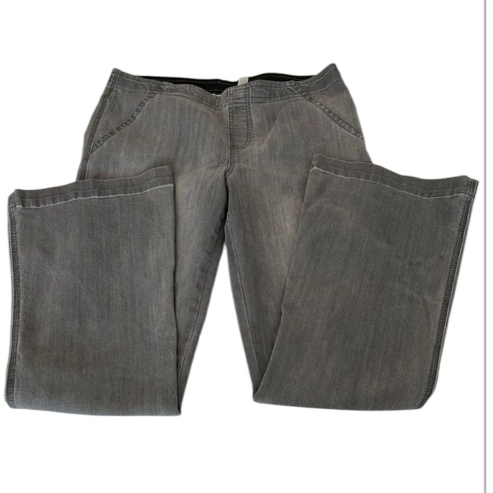 Chicos platinum sz 1 (M) grey distressed elastic waist stretchy flare jeans GUC
